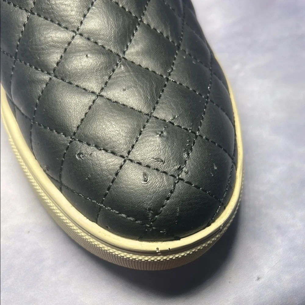 Steve Madden black cushioned slip-on sneakers, model Ecentrcq